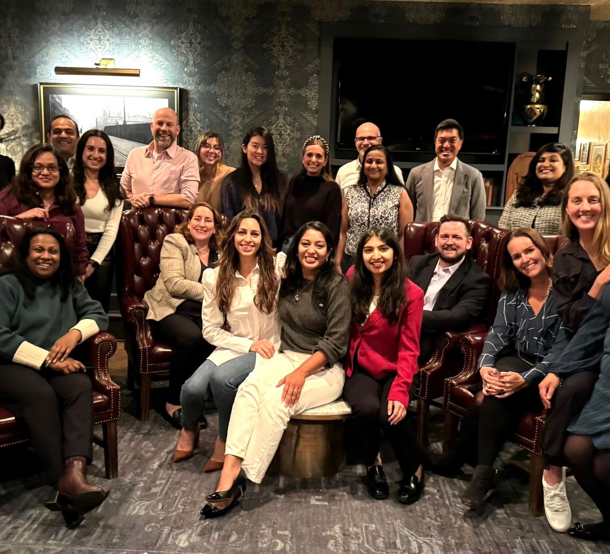 lifeatdeloitte's tweet image. Our #WomenInCoding Community (WinC) hosted a hackathon at our @DeloitteUS Chicago office!
✨ The hackathon sparked creativity + collaboration as teams worked together to build their webpages, inspired by our incredible judges, Erin and Kavitha!