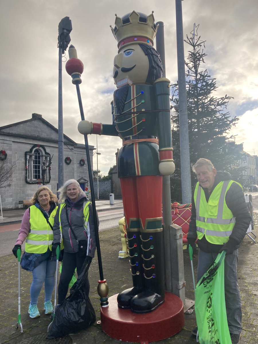 ClodaghMidleton's tweet photo. Planting and tidying with @MidletonTidy today in advance of #Midletonlights extravaganza this eve 🎅🌲HoHoHo 🤩 @CorkGreens https://t.co/V75kHzRFye