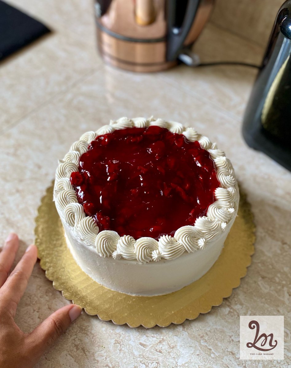 TheCakeMadame's tweet photo. Sweet Sunday session with this 2 layered orange sponge, with buttercream frosting and topped off with a cherry filling.
#OrangeSponge #ButtercreamFrosting #CherryTopping #Cakegasm https://t.co/ENjzHoPB9O