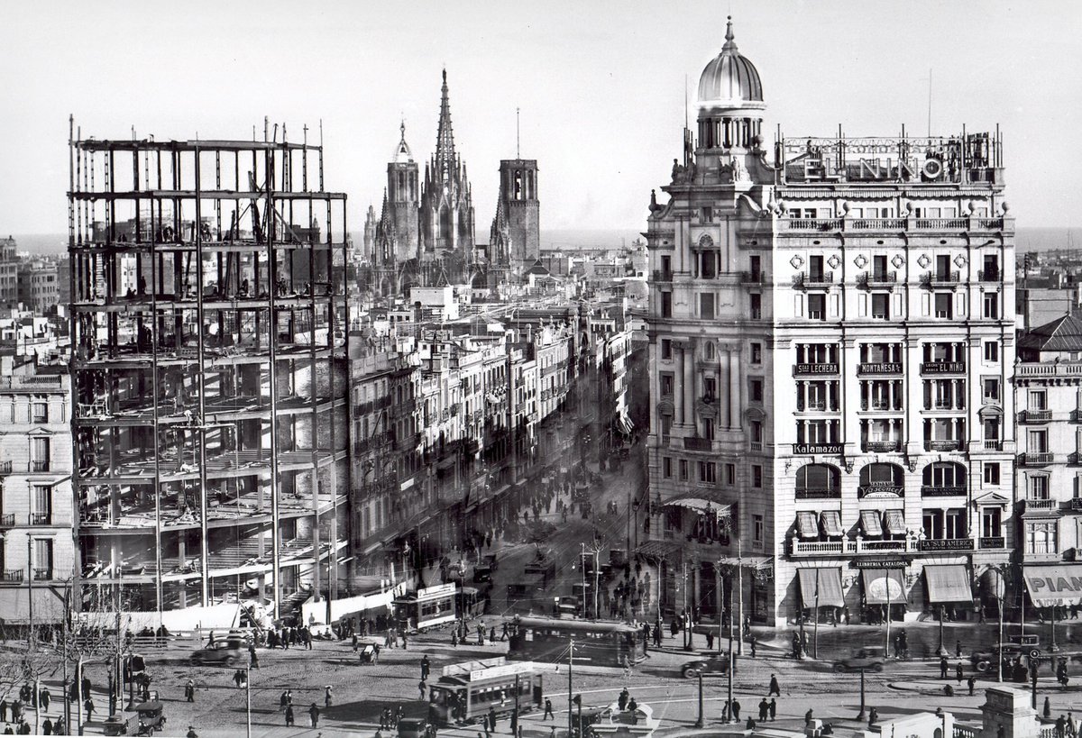 BoigBCN's tweet photo. El 1924, Adolf Zerkowitz va fer aquesta bogeria de fotografia.

Us la deixo amb la màxima resolució que em deixa Elon Musk. Gaudiu del zoom. 

Plaça Catalunya / Portal de l'Àngel. Barcelona. https://t.co/nALw19rrWw