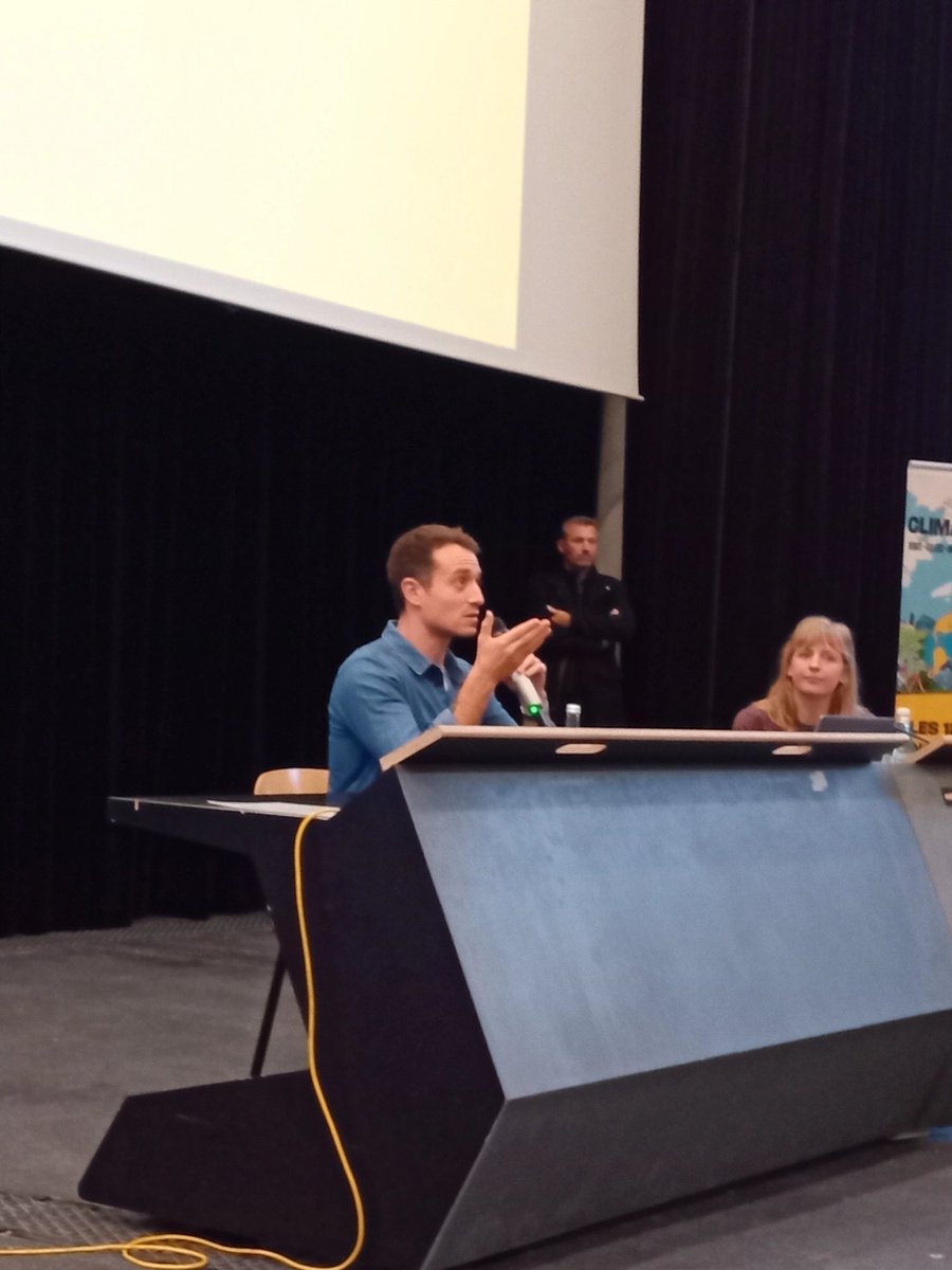 PoiroutDomino's tweet photo. Clap de fin du #climatLibeTour
dans l'amphi bondé de @ensaNantes1 pour un temps d'échange avec @hugoclement
#biodiversite #Climat
Le changement se fera avec l'énergie de tous ! #agirlocal
#écologiepositive #collectif
👏 aux équipes du @loireatlantique et @libe https://t.co/DPKjEgxz86
