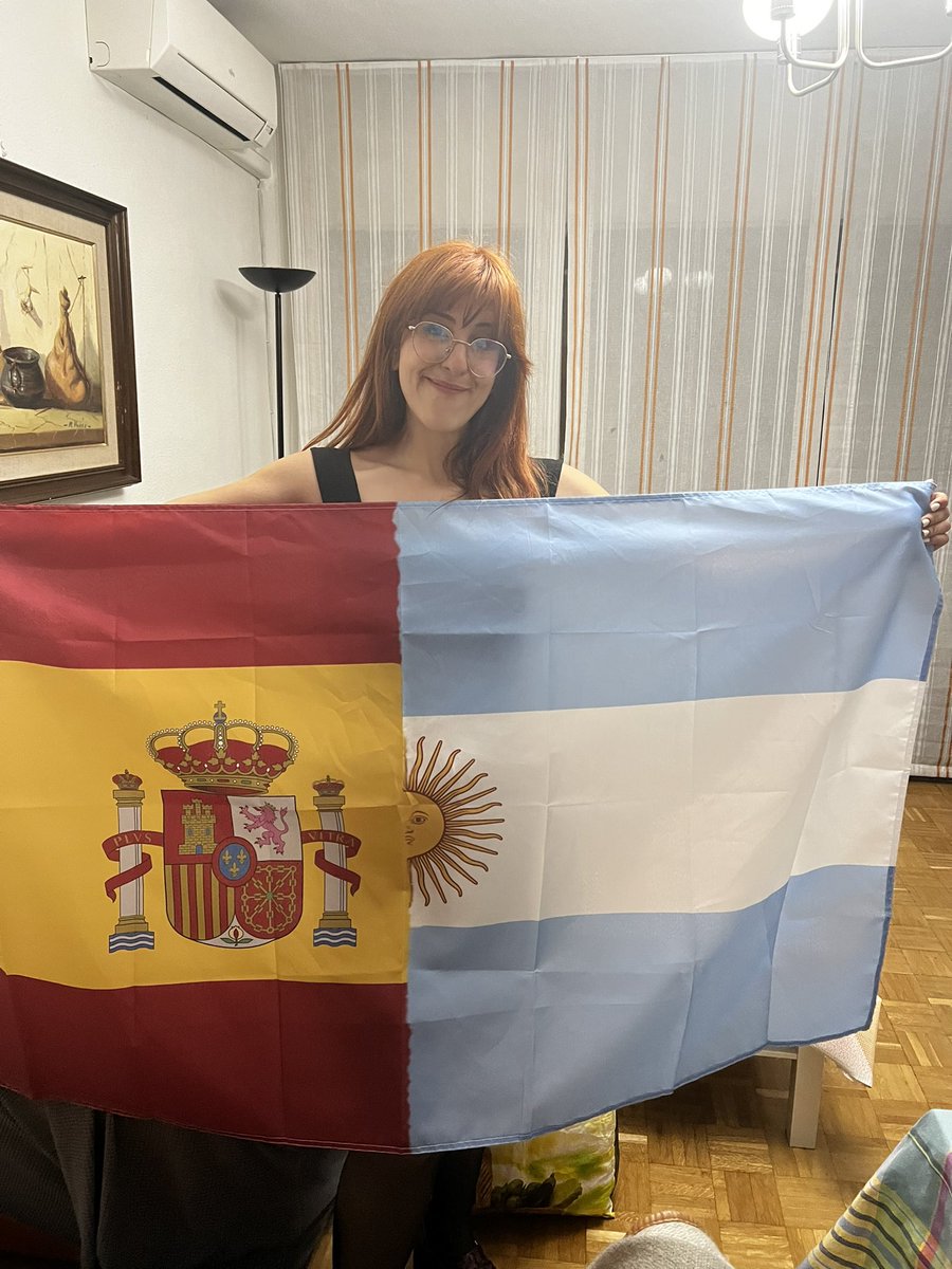 entropiadevalen's tweet photo. Toda mi vida pensé que yo no tenía una bandera porque mi corazón siempre estará repartido entre Argentina y España… hoy, mi amigo Pablo me regaló mi bandera, y hasta hoy no me di cuenta de lo importante que era para mí tenerla. 🤍 https://t.co/lINv80VbSX