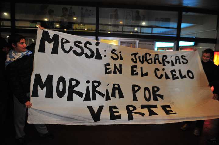 arysadovsky's tweet photo. ⌛Sin dejar pasar mucho tiempo, a través de Facebook se organizó un banderazo en el Obelisco bajo la premisa "Todos al Obelisco: Messi no se va", que se sumó a la campaña twittera 🐦 del hastag: "#NoTeVayasLio", "#QuedateMESSI" y "#NoTeMerecemos". https://t.co/om52Lzk85I