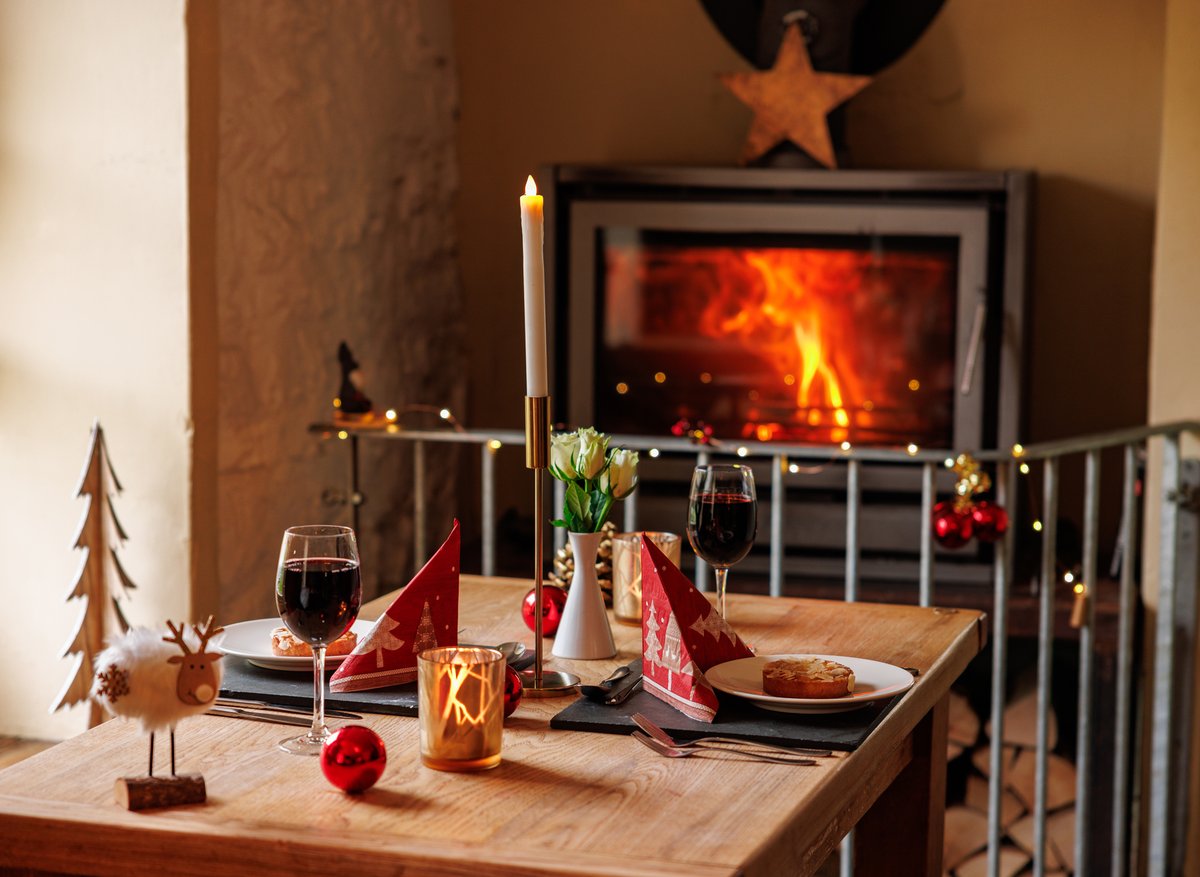 If you haven't checked out chef's Christmas menu yet, here's a little reminder. And, a lovely festive fire photo our main man Jack Spicer took during a recent shoot (more to be announced soon) saracensheadinn.co.uk/saracens-chris…