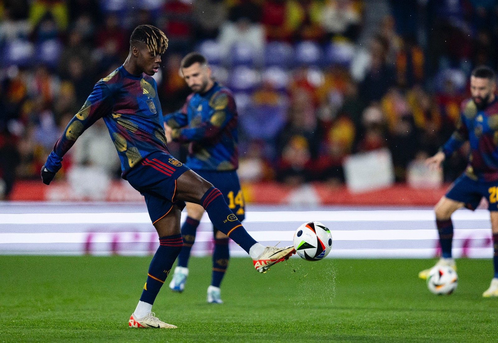 Iñaki Williams calentando (Foto: @SEFutbol).