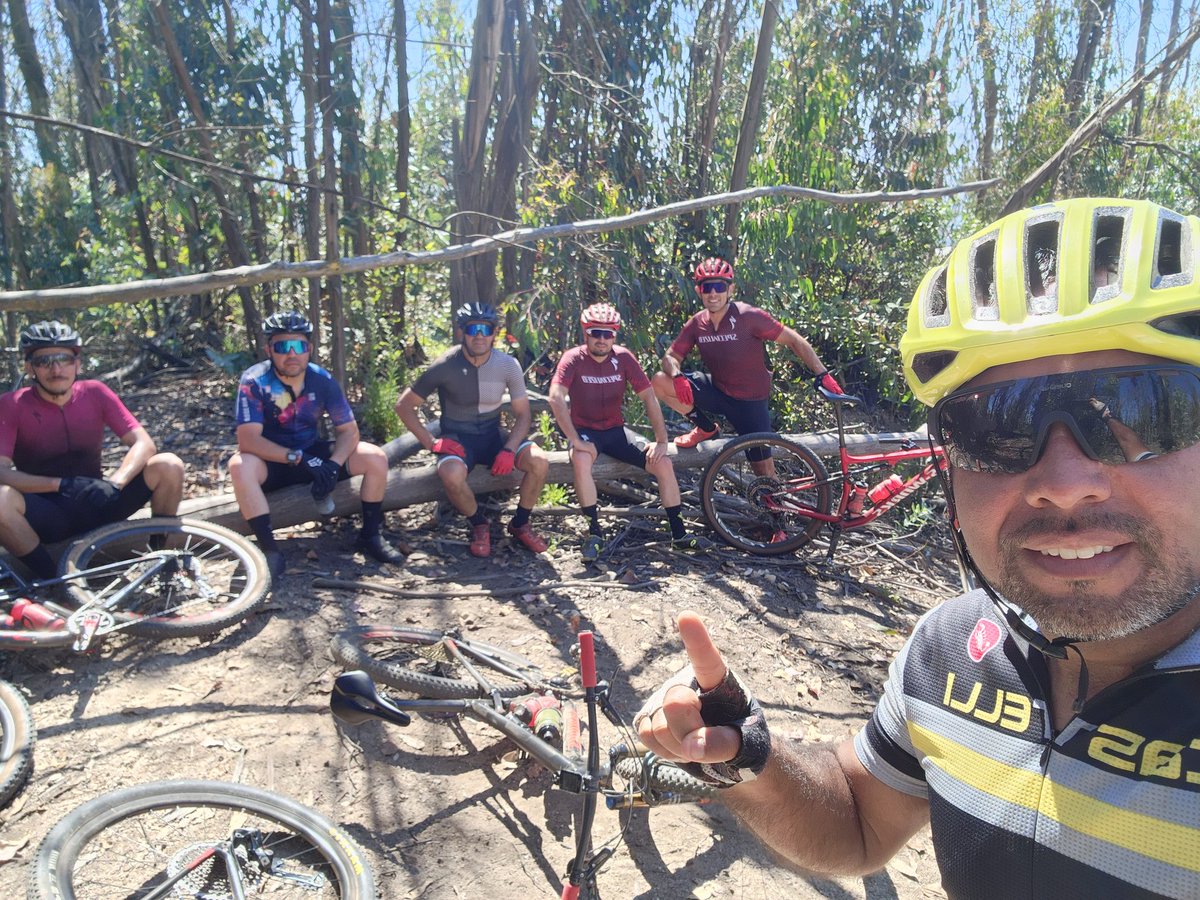 Así celebramos nosotros... (nos mandaron a la punta del cerro) #FelizDomingo #FelizDiaDelHombre