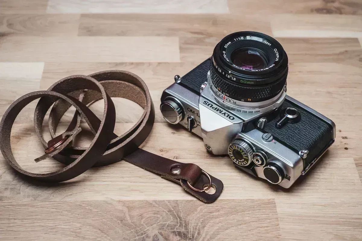 Our Vantage leather camera strap offer reliable support for your camera without compromise and are the perfect leather camera strap for both film cameras and digital cameras.buff.ly/2LjCJXj #believeinfilm #filmisnotdead #filmphotography