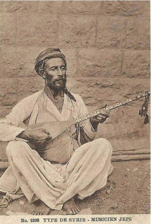 noobicore's tweet image. CONSEQUENT VARIATIONS ON THE LONG NECK 2. 
The #setar also appeared in the Levant and among Arab tribes. 
Type de #Syrie. Musicien #Jeps