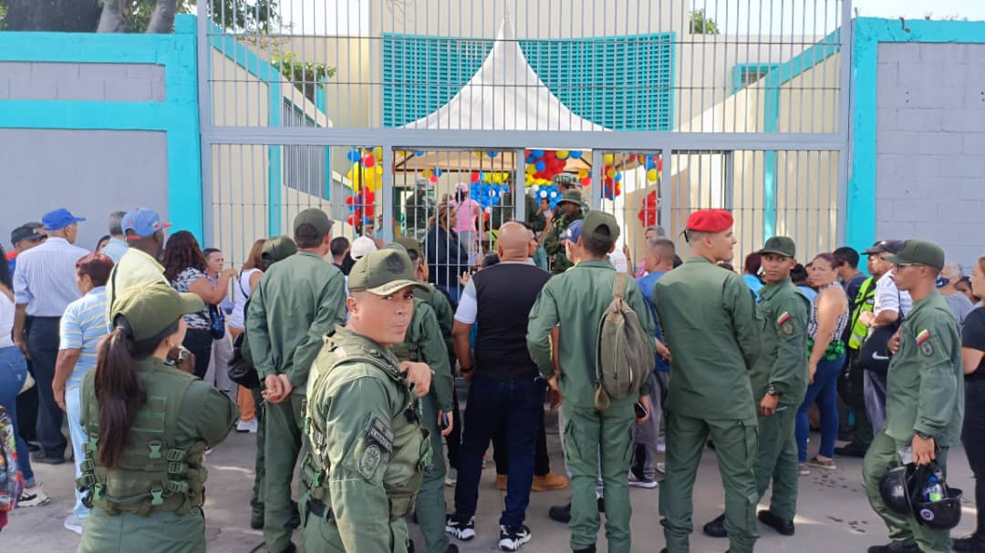 rodriguezccy's tweet photo. Más tres horas de cola civiles y adultos mayores en el liceo Pedro Emilio Coll Parroquia Coche, en la puerta solo prioridad militares y funcionarios, ojo con eso @jorgerpsuv @vladimirpadrino

#SimulacroElectoral https://t.co/t4rdjp1c7b