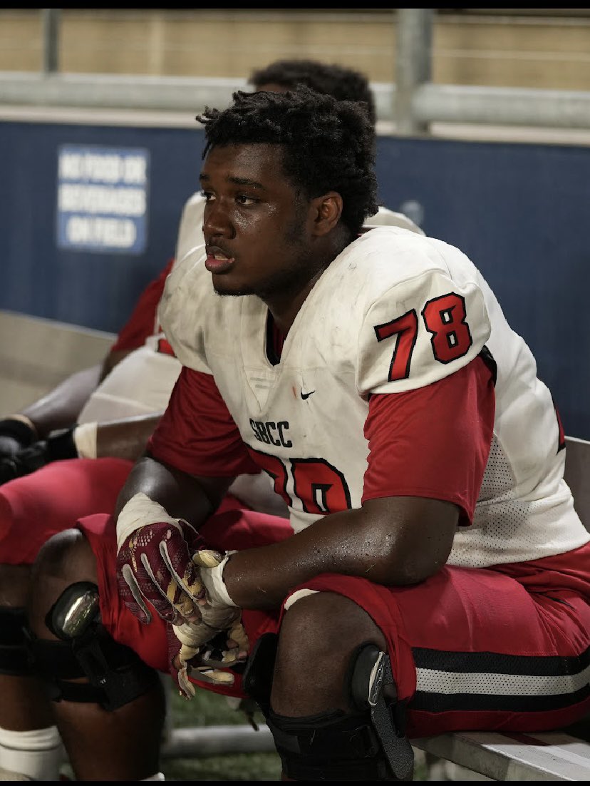 DarrionParker5's tweet photo. Spring Grad 24’ OL ⏳

https://t.co/7DszoSWKwm

@SBCCFootball @Coach_RobAdan @Coach_IMcClain @BradHoiseth @JUCOFFrenzy @CoachSnowden 
 
Played in NorCal(Freshmen season SoCal (Sophomore season https://t.co/lXqgCmos7p