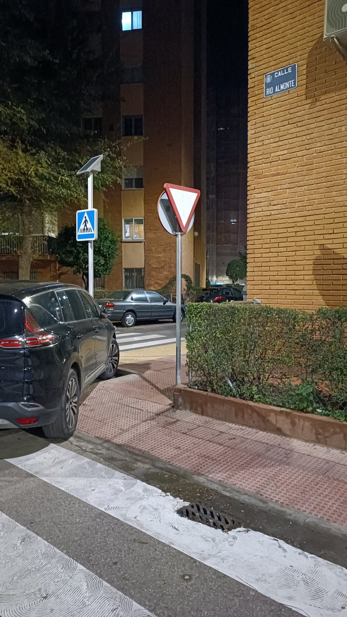 malvadonne's tweet photo. @AytoAlcalaH En la calle Río Almonte, esquina con Río Manzanares, se sacó la acera hacía el paso de cebra, pero se dejó un cacho sin redondear hasta el siguiente paso de cebra. Resultado: un hueco de un metro cuadrado que algunos se empeñan en usar como plaza de parking. https://t.co/aGdz0o7V9B