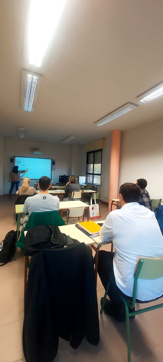 UNEDMadridSur's tweet photo. Estudiantes de inglés nivel C1 #CUID #UNEDMadridSur en una clase en #Alcorcón @AytoAlcorcon @TrinidadCast_mm @CandeTesta https://t.co/J8Z63057tU
