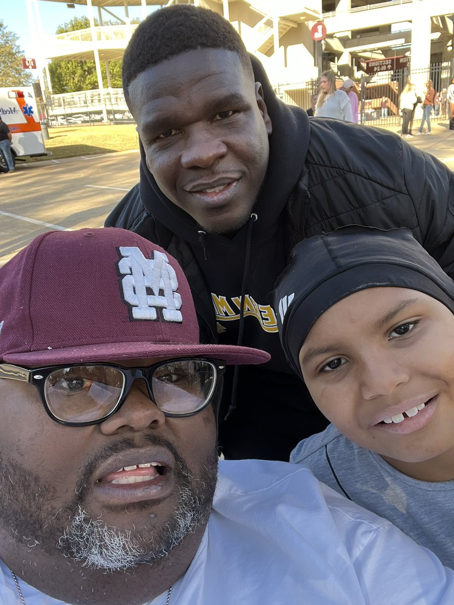 BigTankDilworth's tweet photo. Got a chance to meet NFL Legend Frank Gore Sr. After the USM Game https://t.co/P7XXm2p5Pd