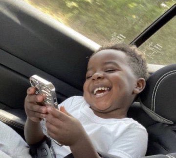 Kendi mesajıma gülüyorum çünkü çok komikim..