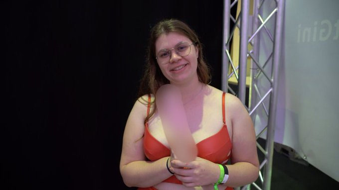 Auf der Venus Messe in Berlin gedreht.. Mein neues Video... https://t.co/q38fVKZbFj https://t.co/M47