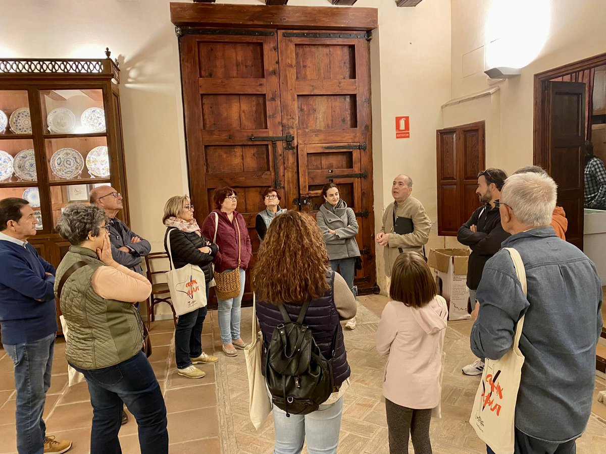 ConeixAlbalat's tweet photo. Divendres de vesprada, de la mà de Pere Hernandis i dins de les activitats programades de la Trobada d'escoles en valencià, es va realitzar la ruta "Una passejada per Albalat de la Ribera". Esperem que gaudireu totes i tots de la passejada. https://t.co/54fvXp3ybr