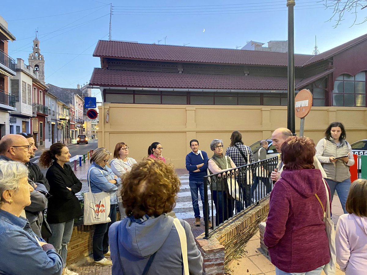ConeixAlbalat's tweet photo. Divendres de vesprada, de la mà de Pere Hernandis i dins de les activitats programades de la Trobada d'escoles en valencià, es va realitzar la ruta "Una passejada per Albalat de la Ribera". Esperem que gaudireu totes i tots de la passejada. https://t.co/54fvXp3ybr