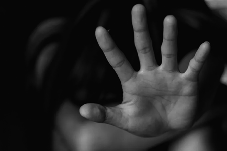 ATENÇÃO: uma mulher, VÍTIMA DE ESTUPRO, morreu durante o parto após ter o aborto legal negado no Paraná. Primeiramente os hospitais se negaram a realizar o procedimento. Depois, funcionários da assistência social procuraram a mulher e a amedrontaram, dizendo que ela seria