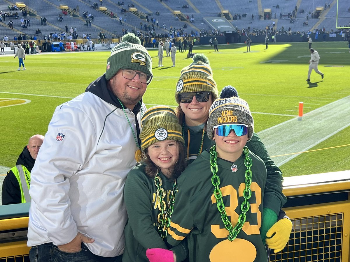 Bbowling44's tweet photo. Nothing like it!!!! Kids first game!!! Go Pack Go!!! https://t.co/ACtXbbtovC