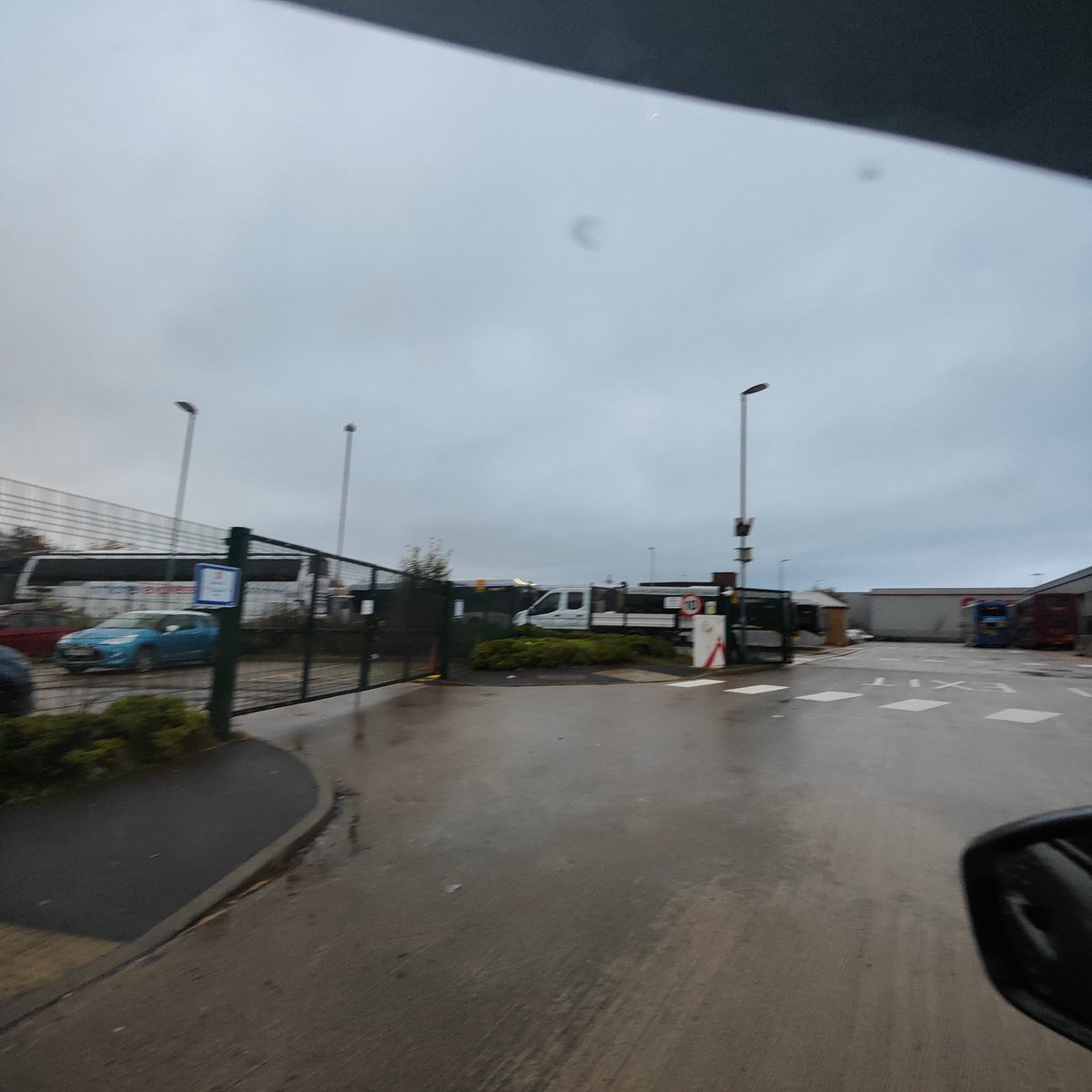 PeterOl22568999's tweet image. "Yesterday, I visited the Handy Drive Bus Depot to show my support for the Go North East drivers on strike. Let's all unite and work towards a fair pay rise so we can get our buses back on the road! #GoNorthEast #FairPay #BusStrike"