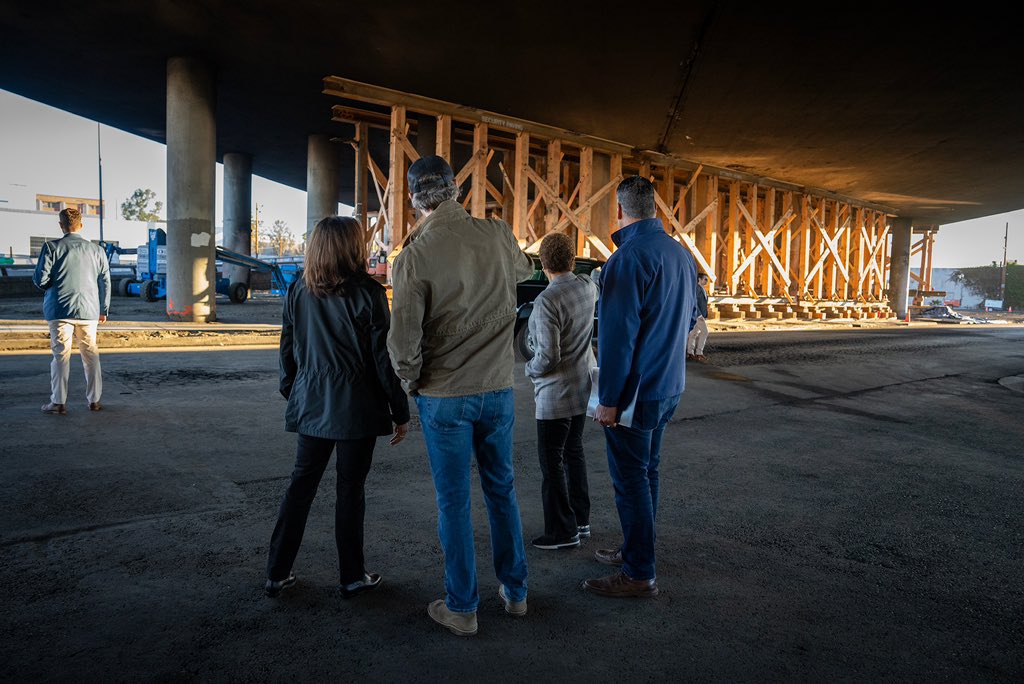 CAgovernor's tweet photo. Today, we announced with @VP and @MayorOfLA the I-10 will open ahead of the Monday morning commute!

Thanks to the heroic work of @CaltransDist7 &amp; union construction crews, the 10's expedited repair is proof and a point of pride that here in California, we deliver. #Fixthe10 https://t.co/bDUpeLSsvU