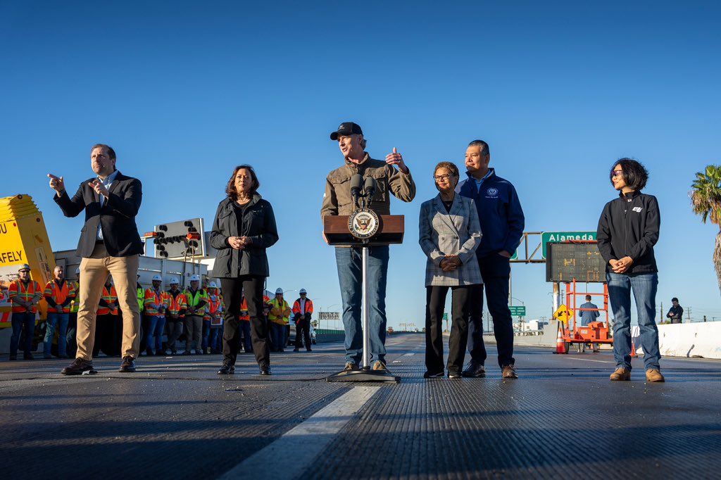 CAgovernor's tweet photo. Today, we announced with @VP and @MayorOfLA the I-10 will open ahead of the Monday morning commute!

Thanks to the heroic work of @CaltransDist7 &amp; union construction crews, the 10's expedited repair is proof and a point of pride that here in California, we deliver. #Fixthe10 https://t.co/bDUpeLSsvU