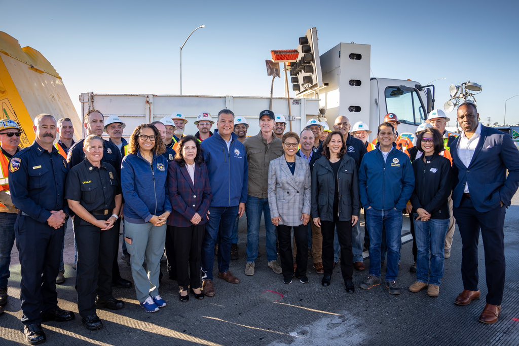 CAgovernor's tweet photo. Today, we announced with @VP and @MayorOfLA the I-10 will open ahead of the Monday morning commute!

Thanks to the heroic work of @CaltransDist7 &amp; union construction crews, the 10's expedited repair is proof and a point of pride that here in California, we deliver. #Fixthe10 https://t.co/bDUpeLSsvU