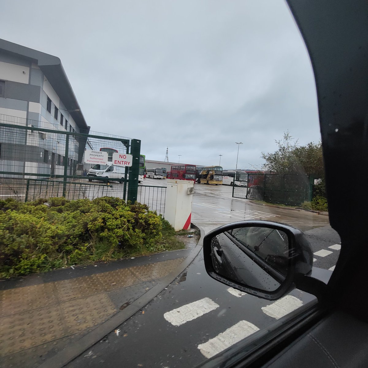 PeterOl22568999's tweet image. "Yesterday, I visited the Handy Drive Bus Depot to show my support for the Go North East drivers on strike. Let's all unite and work towards a fair pay rise so we can get our buses back on the road! #GoNorthEast #FairPay #BusStrike"