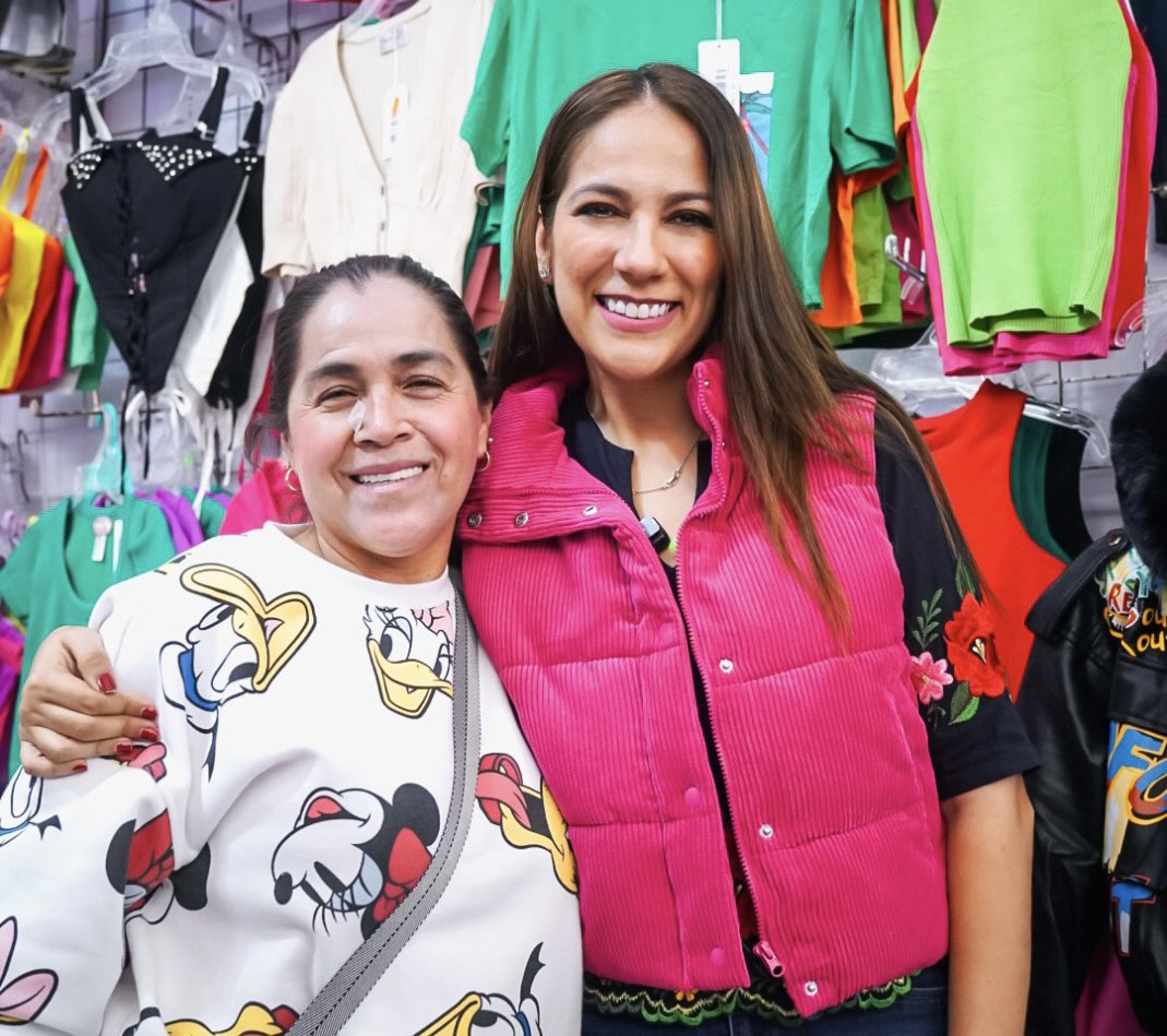 LibiaDennise's tweet photo. Para nosotras las mujeres no hay imposibles👩🏻👩🏻‍🦱👵🏼🤰🏻. Quiero presentarles a Ilse Vanesa y Graciela Mendoza, quien desde hace más de 20 años inició su negocio familiar y ha logrado mantenerse en la preferencia de sus clientes. https://t.co/HGdZmEZztA