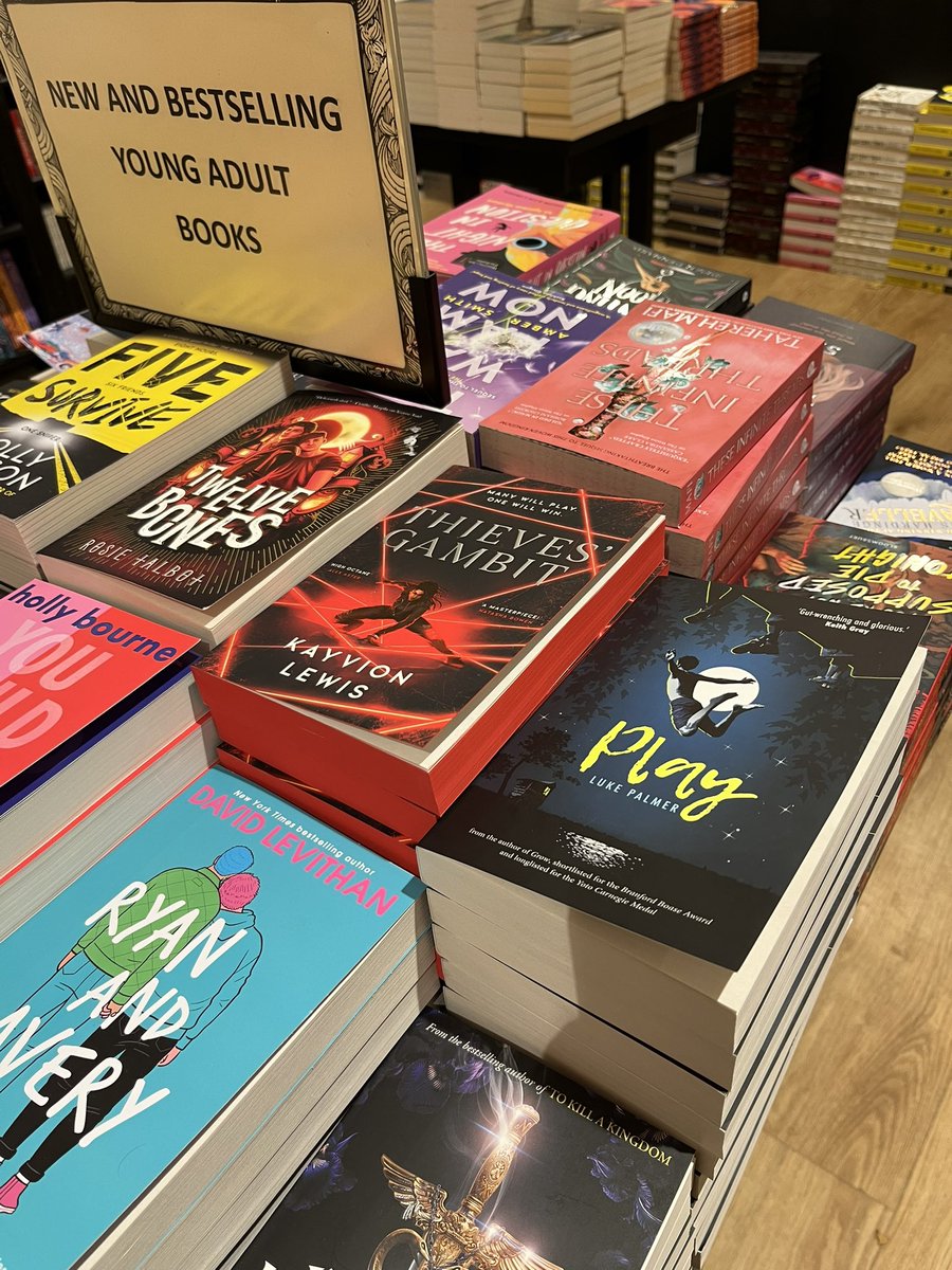 Just casually spotting @stdennard and @lcpalmerpoet on the table in @Waterstones262 🎉🎉🎉🎉🎉 #thehuntingmoon #play