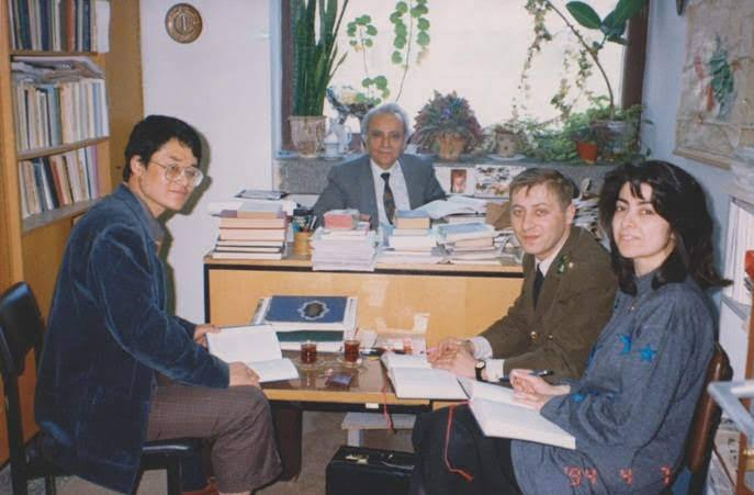 CuriousTurkish's tweet photo. RAHMETLİ PROF. DR. TALAT TEKİN İLE DOKTORA DERSİNDE...

Koreli Yong Song Li, Süer Eker, Binnur Erdağı https://t.co/IR6TIXnqbp