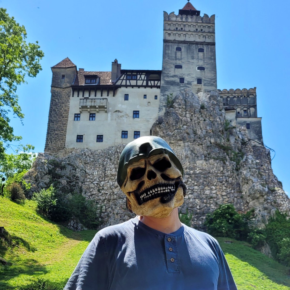 LennoxLethe's tweet photo. Schloss Bran in #Transsilvanien gilt als DAS #Dracula Schloss. Hier soll das historische Vorbild Vlad III. Drăculea gelebt haben und irgendwie fühlt man sich tatsächlich wie in einem Hammer Film. 🏰🧛♂️
Mehr in meinem Artikel "Auf den Spuren von Dracula" im aktuellen Virus Magazin. https://t.co/ANlF9GMapO