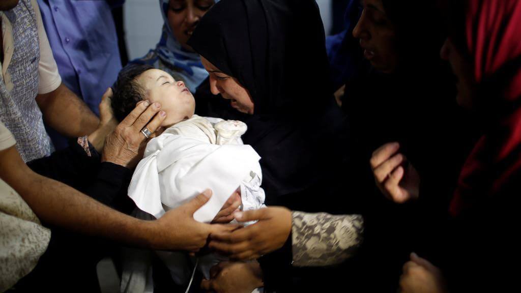 NANA DE GAZA

Qué guapa en la cuna, mi niña adorada, para que la muerte cuando venga a verte te encuentre acostada.

Cierra los ojitos, vida de mi vida, para que la muerte cuando venga a verte te encuentre dormida.

Duérmete, mi rosa, para que la muerte cuando venga a verte