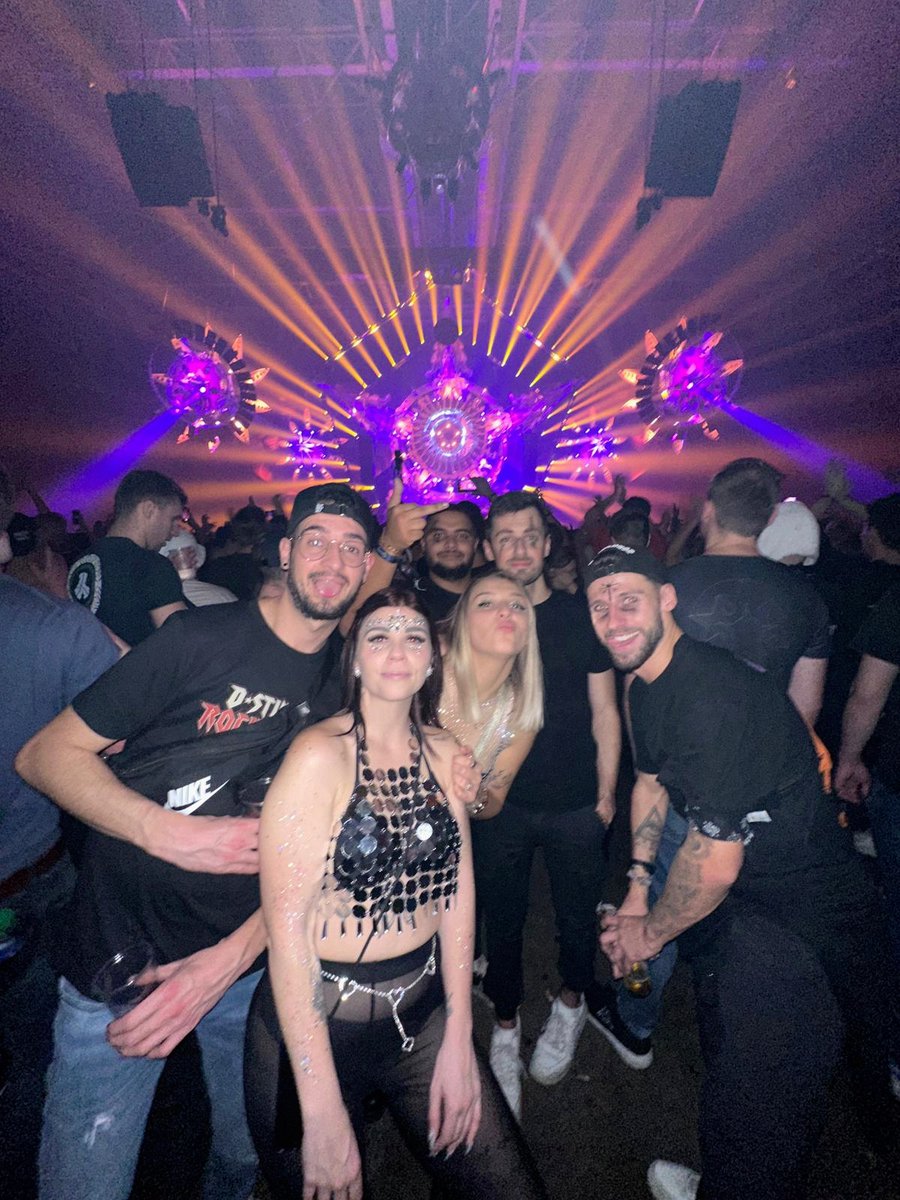 margauxringer's tweet photo. J'ai attendu ce moment depuis tant d'années, ça y est, j'ai réalisé l'un de mes rêves les plus fou, l'événement qui m'a fait tomber amoureuse de cette musique 🧡✨ https://t.co/4HlTVS72Rf