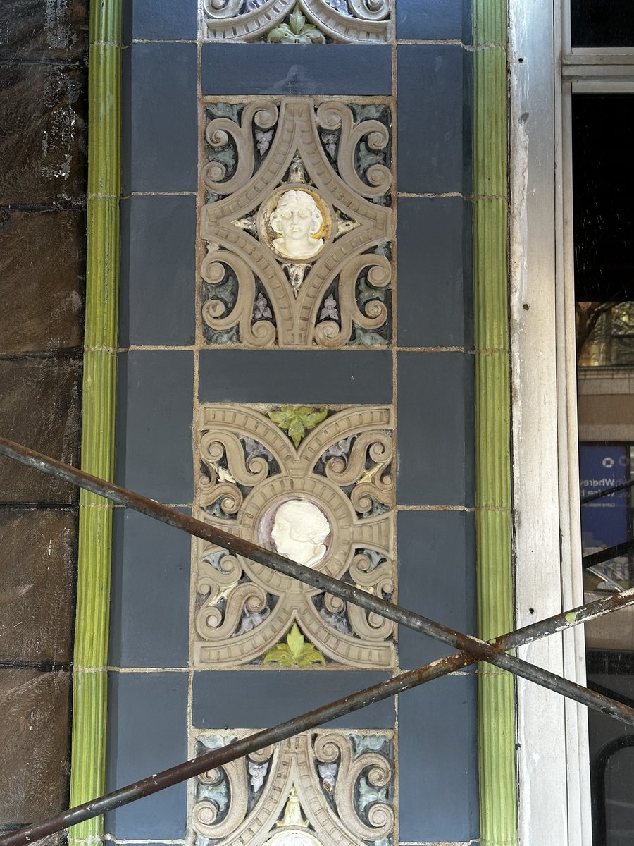 Eric_Erins's tweet photo. Confirmed with the painter that they’re restoring the original polychromatic color scheme https://t.co/Z93XigY315