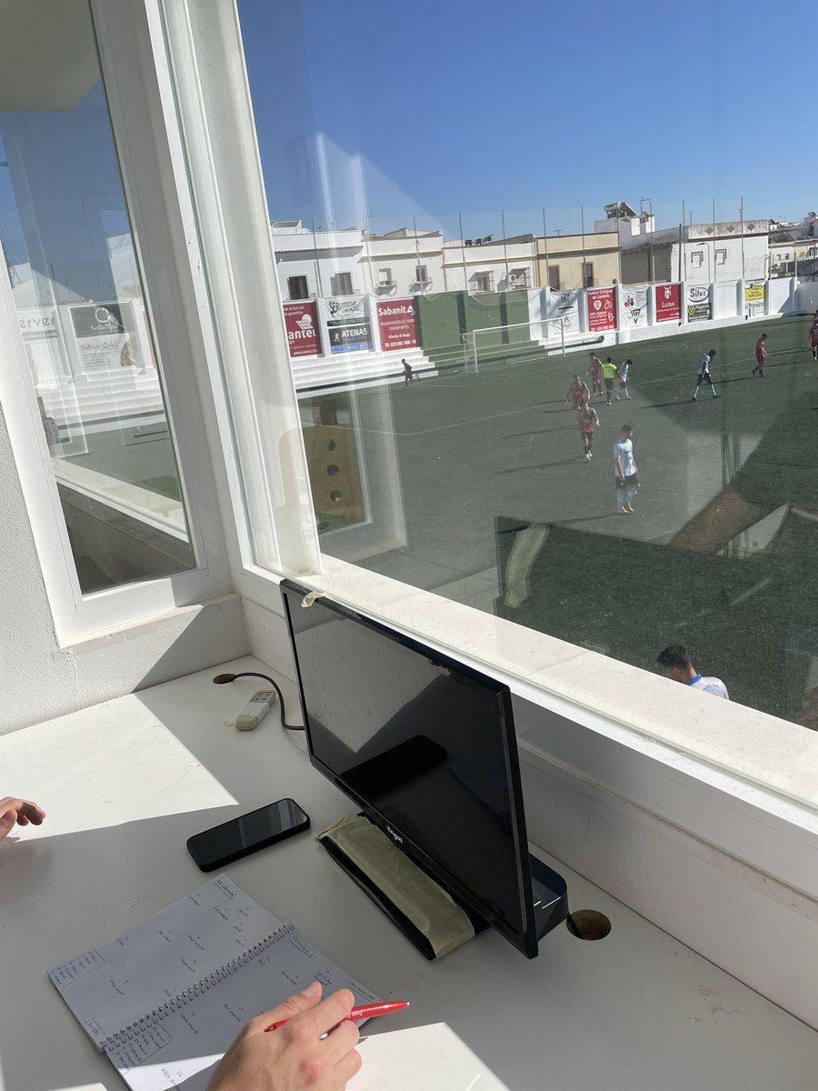 Esto es lo que vemos en la cabina de televisión del Municipal de Lebrija. 
Un campo de fútbol nuevo con unas instalaciones peores que las de antes, es imposible trabajar así.