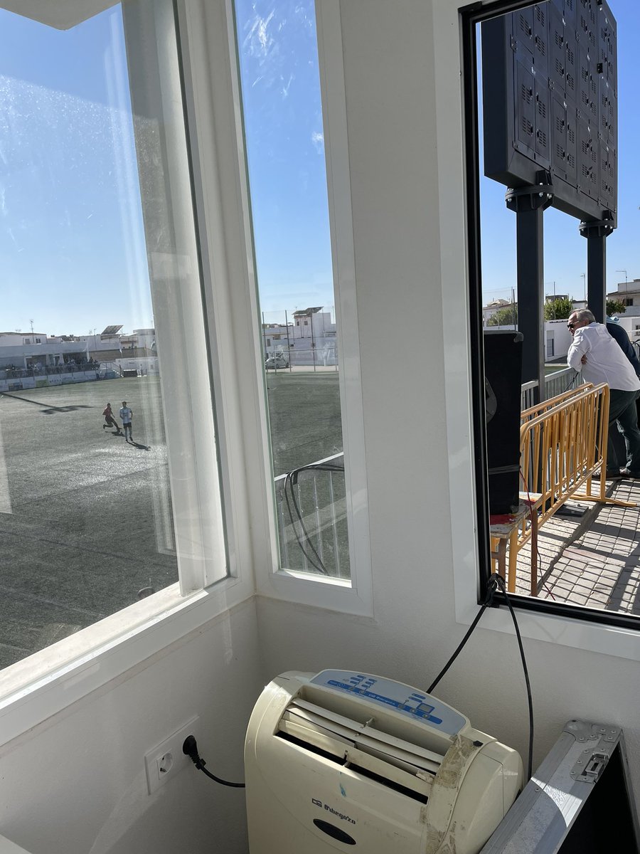 pablocaballerov's tweet photo. Esto es lo que vemos en la cabina de televisión del Municipal de Lebrija. 
Un campo de fútbol nuevo con unas instalaciones peores que las de antes, es imposible trabajar así. https://t.co/6o8mSi8ZOu