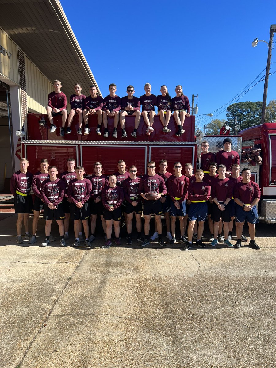 jasonposey08's tweet image. Egg Bowl Run 2023 @MsStateROTC. Ball hand off with Ole Miss ROTC complete. Headed to @msstate with the game ball for @HailStateFB. 60 miles to go! #hailstate #armyrotc