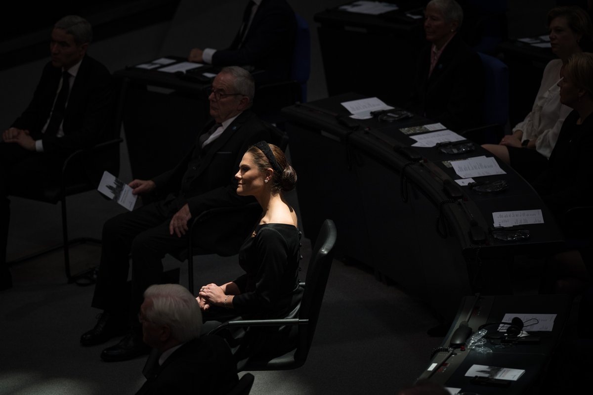 Als Ehrengast am Volkstrauertag teilnehmen zu dürfen ist für Schweden eine große Ehre. Wir sind vereint, in unserem Verständnis von Freiheit, Demokratie und Menschenrechten.  

Die gesamte Rede der Kronprinzessin im Bundestag finden Sie hier: youtube.com/watch?v=-8nvDp…

<a href="/Volksbund/">Volksbund</a>