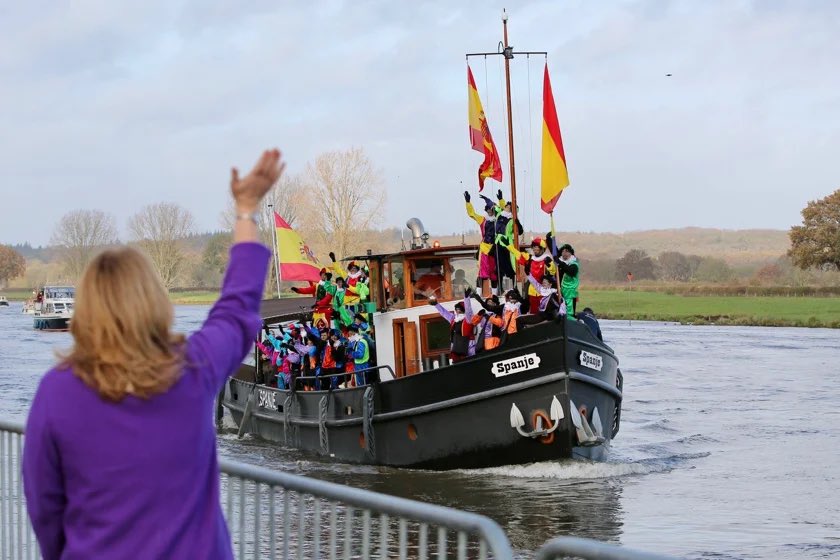 Maar liefst twee keer Sinterklaas verwelkomd vandaag. In Mill kwam hij in motor met zijspan en in Cuijk per boot. Heel veel blije kinderen met hun ouders wachtten hem op. 
(Foto: Ten Haaf Fotografie)