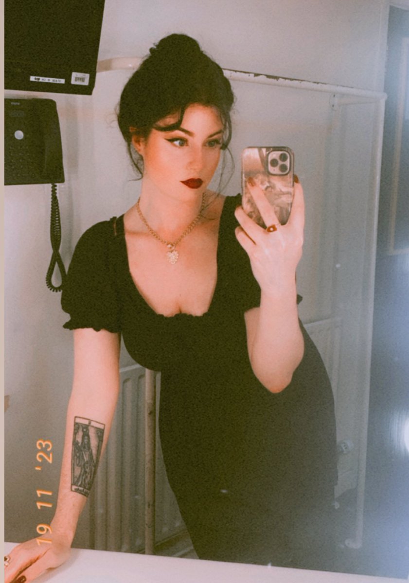 𝐄𝐯𝐞𝐥𝐲𝐧 𝐇𝐨𝐥𝐥𝐨𝐰 tweet media