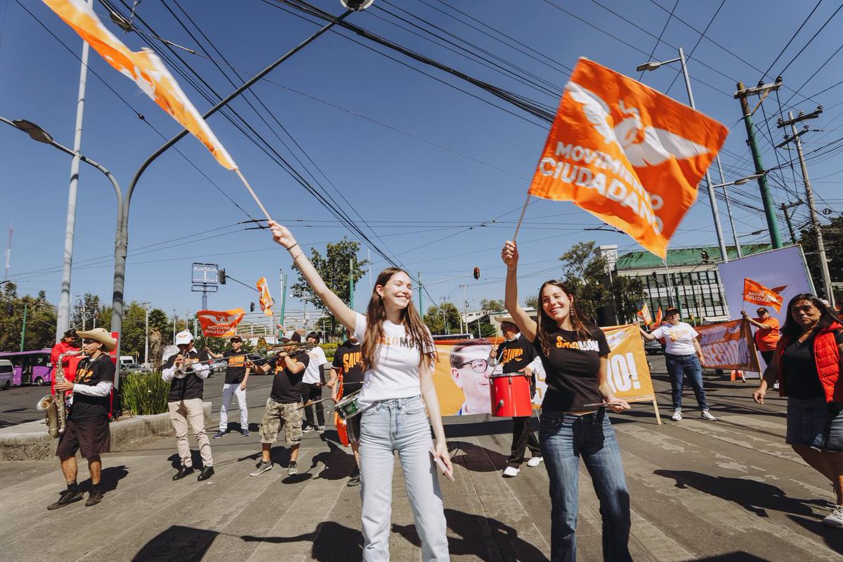 Chertorivski's tweet photo. Este domingo salimos con alegría a pintar las calles de naranja porque estamos seguros que @MovCiudadanoMx es la alternativa para un mejor futuro para las y los chilangos. No vamos a parar ¡seguro! 🍊 https://t.co/0G2v1yfflm