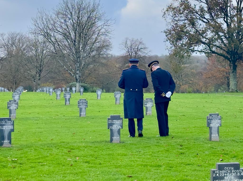 Commémoration de la Journée de deuil national 🇩🇪, aussi en 🇫🇷 . Ensemble, nous rendons hommage aux victimes des guerres et du terrorisme. Le souvenir de leurs souffrances engage notre responsabilité collective d’œuvrer pour la paix en Europe et dans le monde. #Volkstrauertag