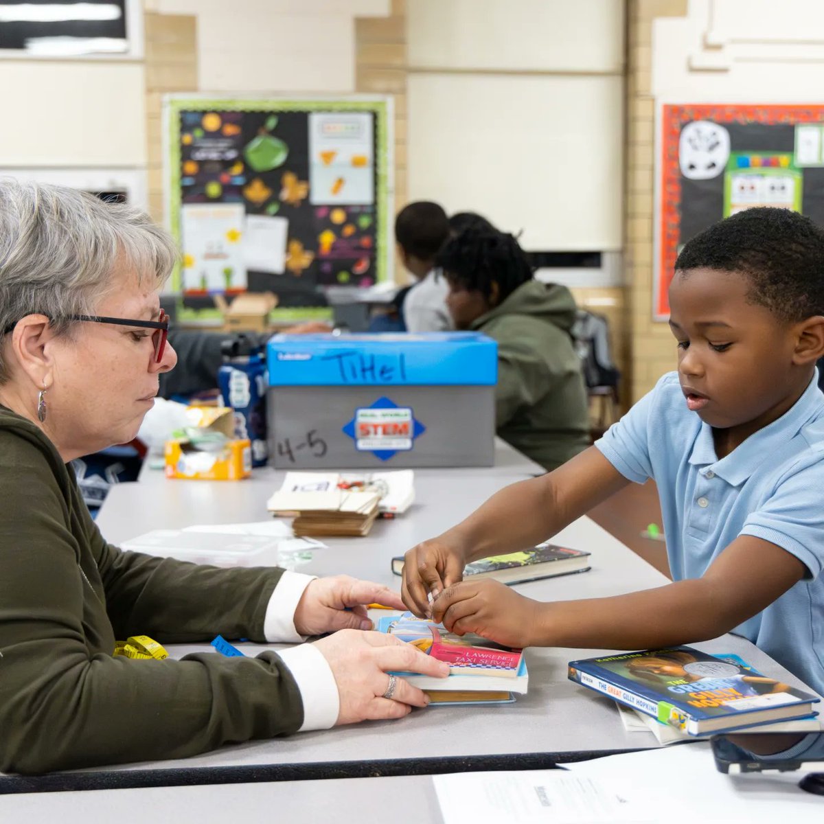 1300pandanation's tweet photo. Thursday night was our first STEM night &amp; we had a great turnout! Special shout out to our 4th &amp; 5th grade junior scientist &amp; biology majors from NSU for facilitating stations, &amp; a huge thank you to Mercy Chef for providing dinner. #21stCCLC #ElementarySTEM #JuniorScientists #NSU https://t.co/3wqwXHVEK6