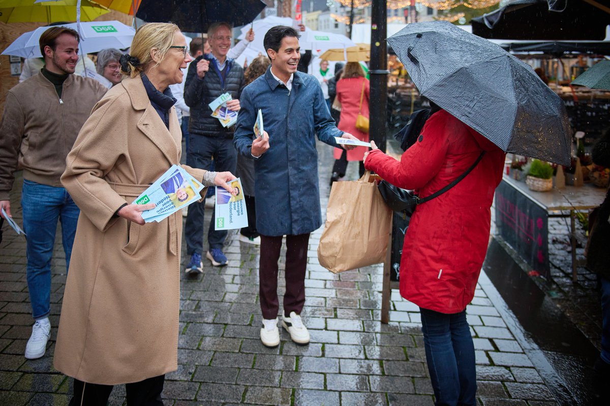 Een beetje regen houdt ons niet tegen. Op pad in Den Bosch met lijsttrekker @RobJetten. Positieve gesprekken. Woensdag zijn de verkiezingen voor de Tweede Kamer. Spreek je uit voor onze rechtsstaat en tegen haat, stem #D66.