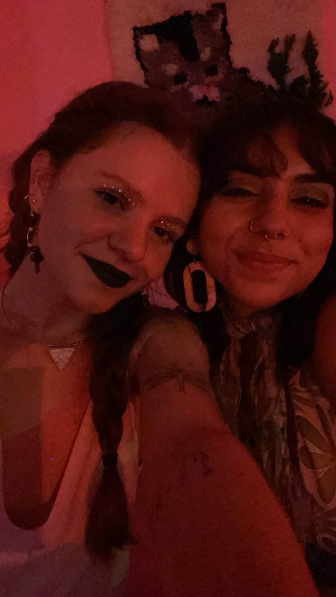 ssaaamantha4's tweet photo. ✨🕯️hiyaaa!!  vamos a comenzar un hilo de nuestras fotos preferidas de (o con) Aria. tanto la familia como sus amistades queremos recordarla a través de sus mejores vivencias, verla riendo, bailando, celebrando y existiendo.. aquí algunas de mis mejores experiencias con Aria. 🧵 https://t.co/CK4p5kBTzw