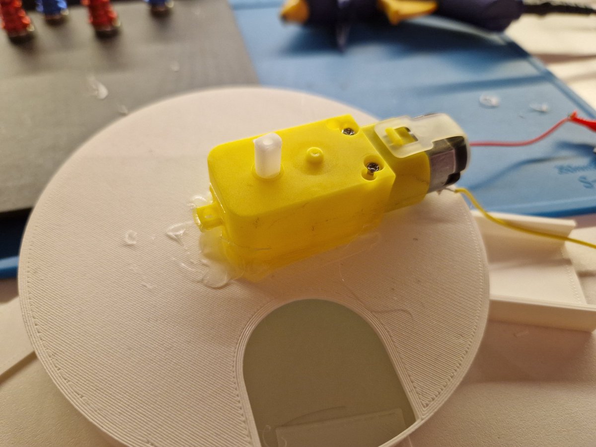 Tiebeke_'s tweet photo. Hot glue fixes everything haha https://t.co/02XRX8r8AR