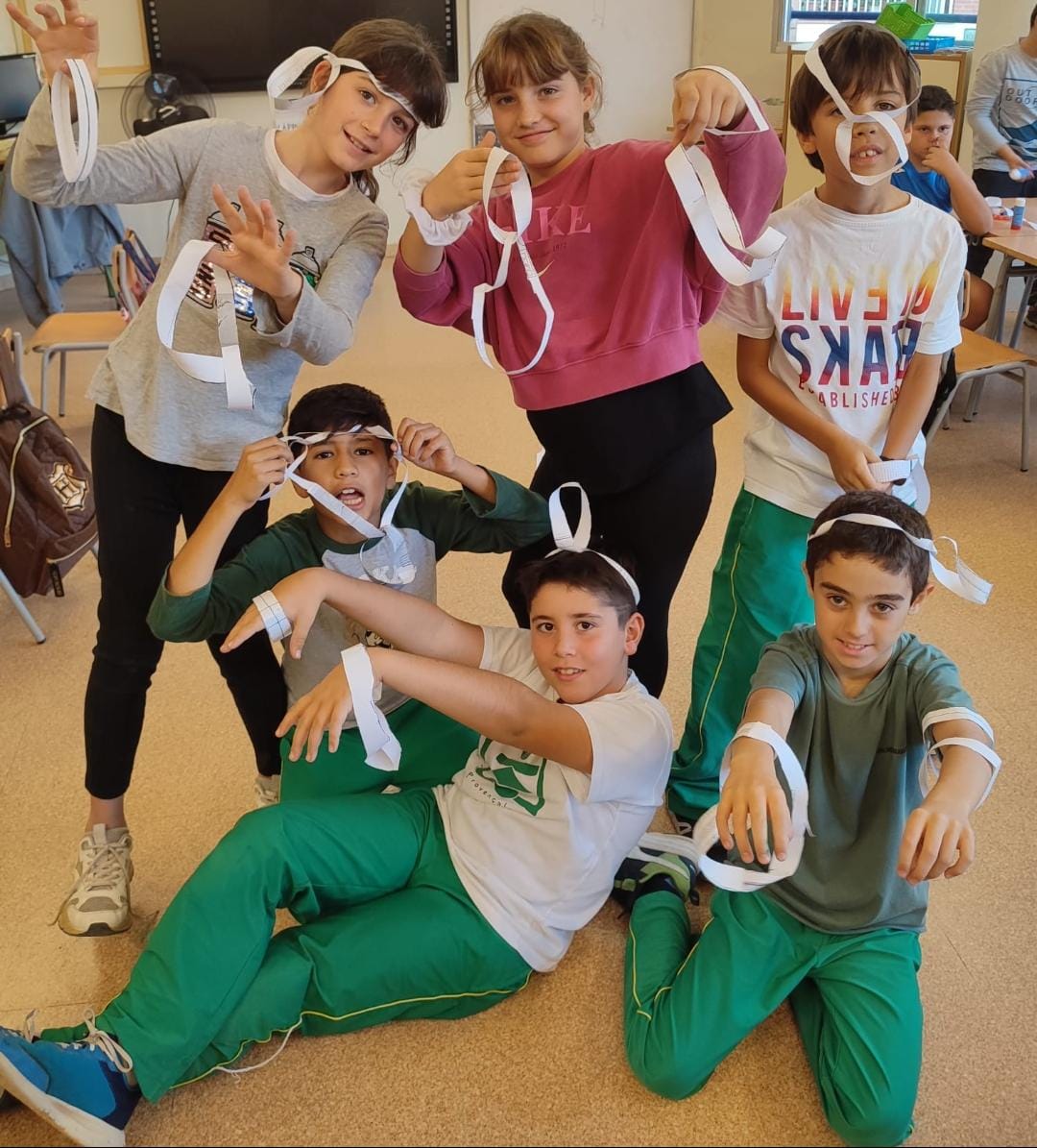 Divendres a 4t hem conegut F. Möbius, un matemàtic que va néixer el 17 de novembre de 1793. Va descobrir una cinta molt curiosa. N'hem construït unes quantes i, segons els girs, al retallar-les ens ha quedat una cinta molt llarga, una dintre d'una altra... 
Continuem investigant!