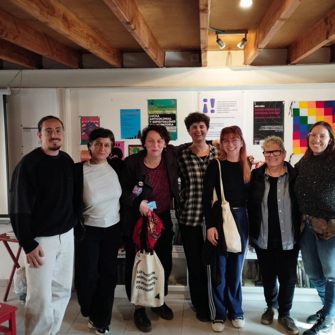 Ahir  ho vam passar pipa presentant el llibre #ArxivesFeministes que hem editat amb <a href="/Bellaterra/">Bella Terra</a> a l' Escoleta de Lectures Transfeministes de @Synusia_.  Gràcies per compartir les memòries feministes, capbussar-vos als fils de la nostra recerca i jugar amb nosaltres a #LaLlocaLoca