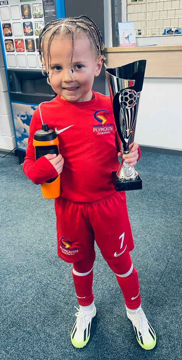 MapU6s's tweet image. 🏆 TRAINER OF THE WEEK 🏆

“Preston was our trainer of the week. He protected the ball and worked hard for his team to win the ball back! Brilliant Preston!”

                             💙💙